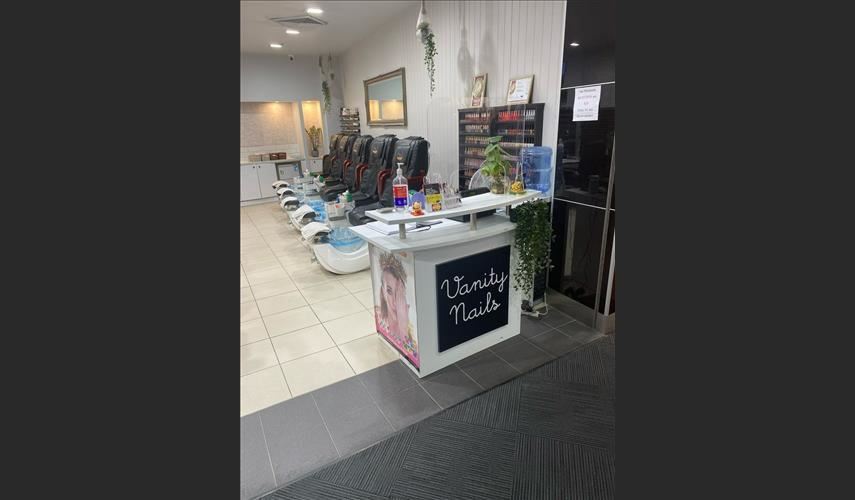Sang shop Vanity Nails trong shopping centre ở Carlingford Court