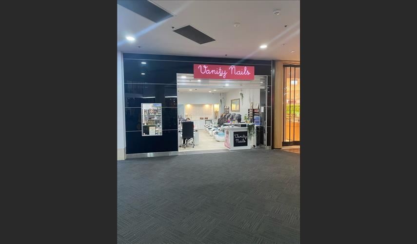 Sang shop Vanity Nails trong shopping centre ở Carlingford Court